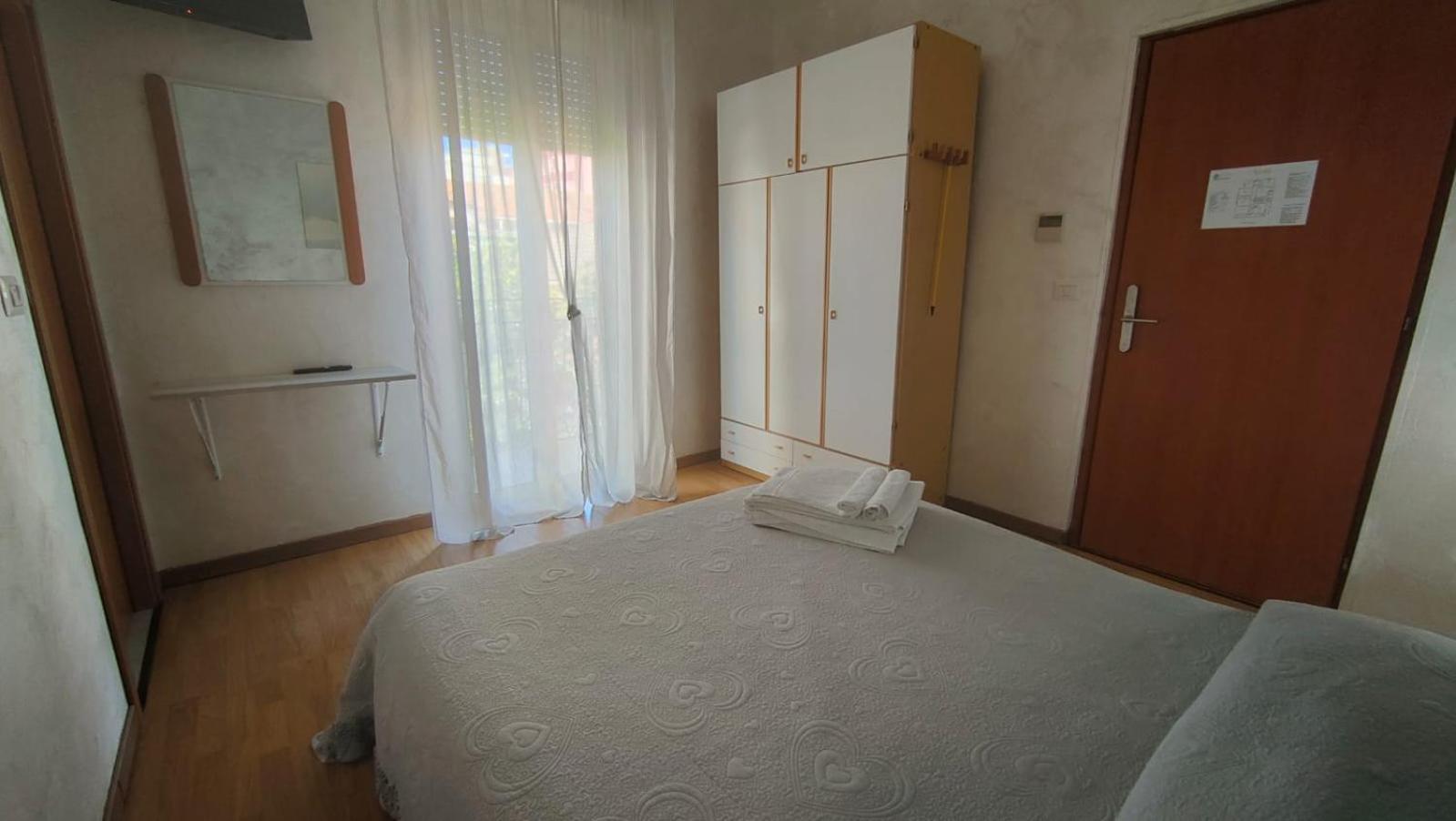 Hotel Eriale Ріміні Екстер'єр фото