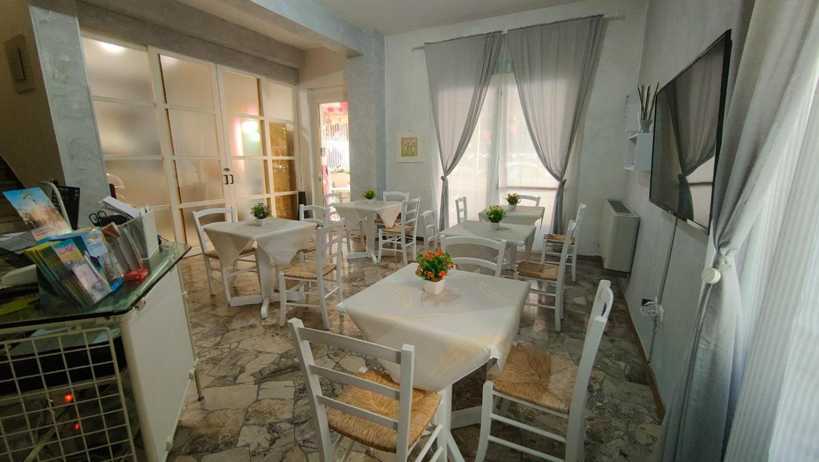 Hotel Eriale Ріміні Екстер'єр фото