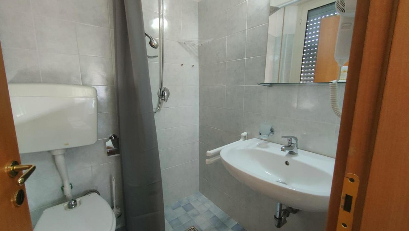 Hotel Eriale Ріміні Екстер'єр фото
