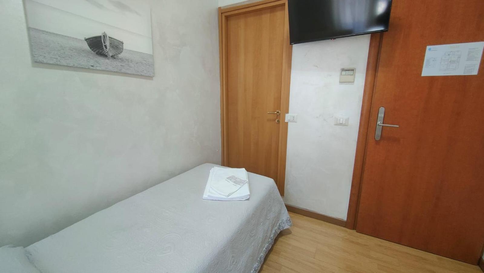 Hotel Eriale Ріміні Екстер'єр фото